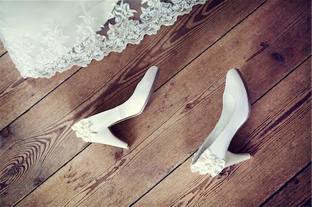 simsearch:6102-08001277,k - Wedding shoes on floor Foto de stock - Sin royalties Premium, Código: 6102-06336966