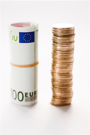 euro - Pile de pièces de monnaie avec des billets de banque Photographie de stock - Premium Libres de Droits, Code: 6102-06336986