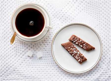 Noir café avec café biscuits, directement au-dessus de Photographie de stock - Premium Libres de Droits, Code: 6102-06337091