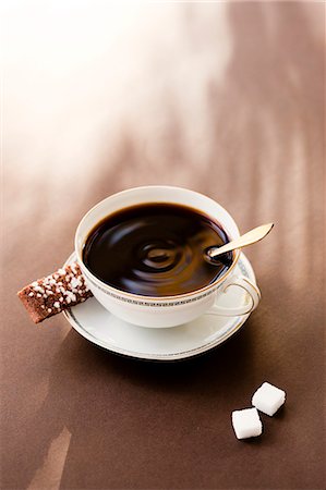 High angle view of black coffee with coffee cookie Foto de stock - Sin royalties Premium, Código: 6102-06337094