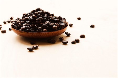 simsearch:6102-08388207,k - Coffee beans in dish, studio shot Foto de stock - Sin royalties Premium, Código: 6102-06337099