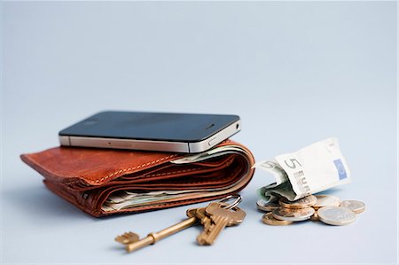 Wallet with cash, phone and keys Foto de stock - Sin royalties Premium, Código: 6102-06337002