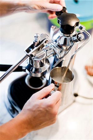 simsearch:6102-06337101,k - Man preparing coffee, close-up Foto de stock - Royalty Free Premium, Número: 6102-06337104