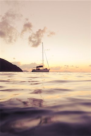 Sailing boat against sunset Foto de stock - Sin royalties Premium, Código: 6102-06337120