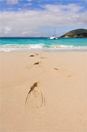 Diving flipper prints on sand Foto de stock - Sin royalties Premium, Código: 6102-06337133