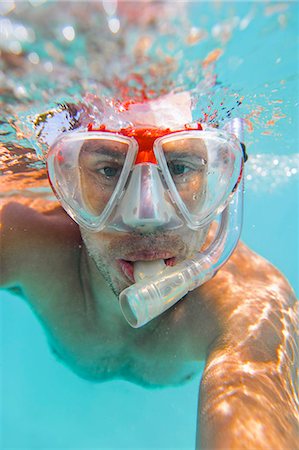 Underwater portrait of man diving Foto de stock - Sin royalties Premium, Código: 6102-06337139