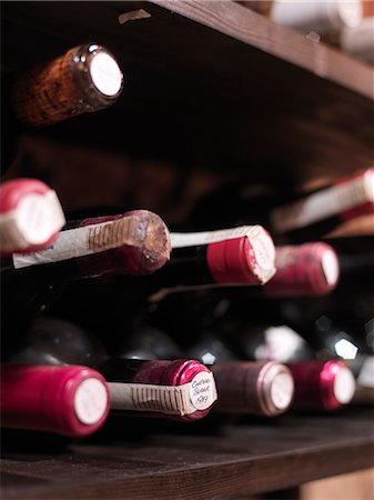 Bottles of wine, close-up, Sweden. Foto de stock - Sin royalties Premium, Código: 6102-06470361