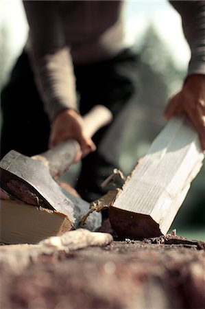A woman chopping wood, Sweden. Photographie de stock - Premium Libres de Droits, Code: 6102-06470304
