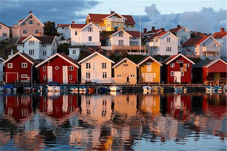 simsearch:6102-08882340,k - Houses by the sea at sunset, Sweden. Foto de stock - Sin royalties Premium, Código: 6102-06470443