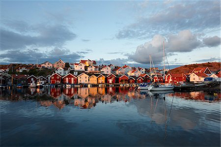 simsearch:6102-08994915,k - Houses by the sea at sunset, Sweden. Foto de stock - Sin royalties Premium, Código: 6102-06470444