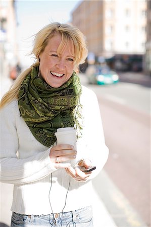 simsearch:6102-03750219,k - Blond woman using a mobile phone, Sweden. Foto de stock - Sin royalties Premium, Código: 6102-06470478