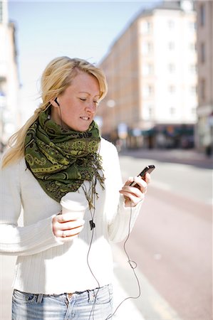 simsearch:6102-03750219,k - Blond woman using a mobile phone, Sweden. Foto de stock - Sin royalties Premium, Código: 6102-06470479