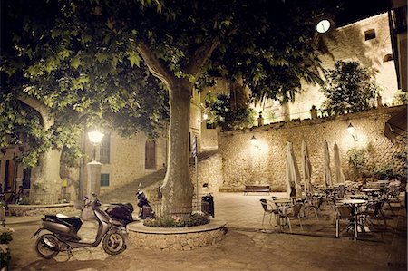 simsearch:6102-06470622,k - A square at night, Spain. Foto de stock - Sin royalties Premium, Código: 6102-06470623