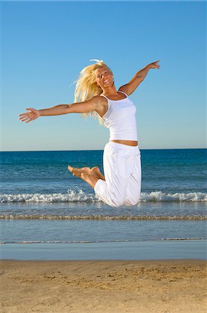 simsearch:6102-03905748,k - A blond woman working out on a beach, Portugal. Photographie de stock - Premium Libres de Droits, Code: 6102-06470727