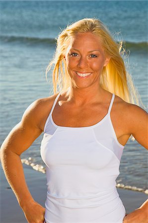 simsearch:6102-03867196,k - A blond woman working out on a beach, Portugal. Photographie de stock - Premium Libres de Droits, Code: 6102-06470724