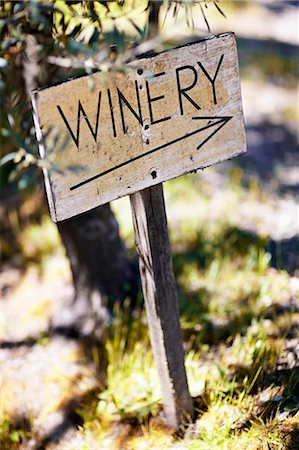 View of signboard in vineyard Photographie de stock - Premium Libres de Droits, Code: 6102-06470814