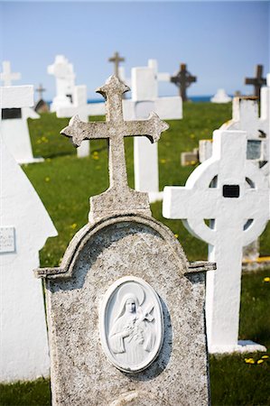 pierre tombale - Tombstones at cemetery Photographie de stock - Premium Libres de Droits, Code: 6102-06470949