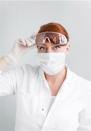 simsearch:6102-06470905,k - Female scientist in laboratory Fotografie stock - Premium Royalty-Free, Codice: 6102-06470910