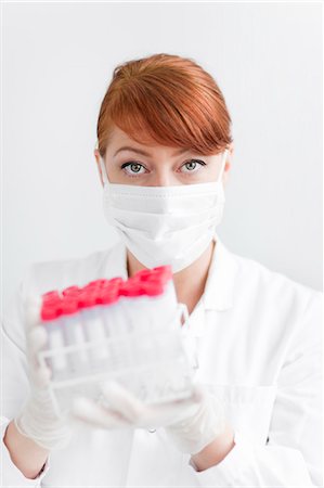 simsearch:6102-06470905,k - Female scientist in laboratory holding test tubes Fotografie stock - Premium Royalty-Free, Codice: 6102-06470912