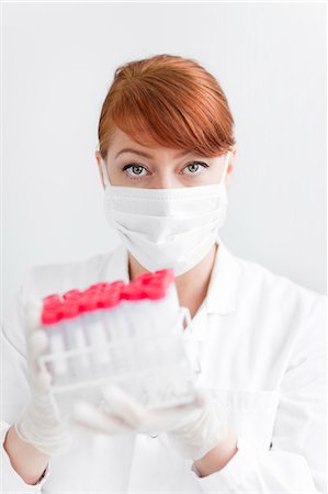 simsearch:6102-06470873,k - Female scientist in laboratory holding test tubes Photographie de stock - Premium Libres de Droits, Code: 6102-06470912