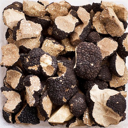 simsearch:649-06717144,k - Black truffles on white background Photographie de stock - Premium Libres de Droits, Code: 6102-06471052