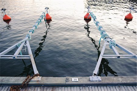 Jetty and buoys on water Foto de stock - Sin royalties Premium, Código: 6102-06471059