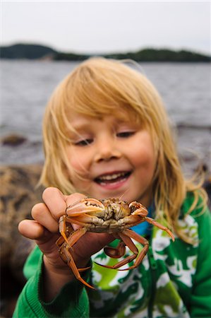 simsearch:6102-06336729,k - Boy holding crab Fotografie stock - Premium Royalty-Free, Codice: 6102-06471064