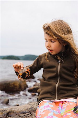 Girl holding crab Photographie de stock - Premium Libres de Droits, Code: 6102-06471066