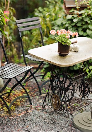 european geraniums - Flowers in pot on garden table Stock Photo - Premium Royalty-Free, Code: 6102-06471015