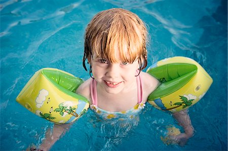 summer safety - Portrait of girl in swimming pool Foto de stock - Sin royalties Premium, Código: 6102-06471020