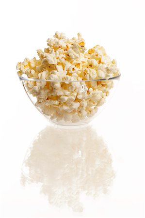 popcorn - Bowl of popcorn on white background Photographie de stock - Premium Libres de Droits, Code: 6102-06471179