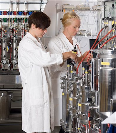 simsearch:649-07064913,k - Researchers in laboratory Stock Photo - Premium Royalty-Free, Code: 6102-06471199