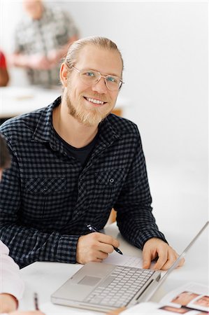 simsearch:6102-06471137,k - Portrait of smiling student in library Foto de stock - Sin royalties Premium, Código: 6102-06471132