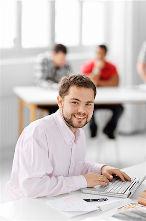 Student using laptop in library Photographie de stock - Premium Libres de Droits, Code: 6102-06471134