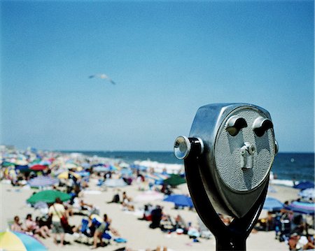 Coin operated binoculars over crowded beach Photographie de stock - Premium Libres de Droits, Code: 6102-06471236