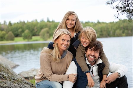 simsearch:6102-06777346,k - Portrait of family by lake Photographie de stock - Premium Libres de Droits, Code: 6102-06777343