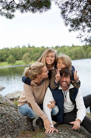 simsearch:6102-06777346,k - Portrait of family by lake Photographie de stock - Premium Libres de Droits, Code: 6102-06777341