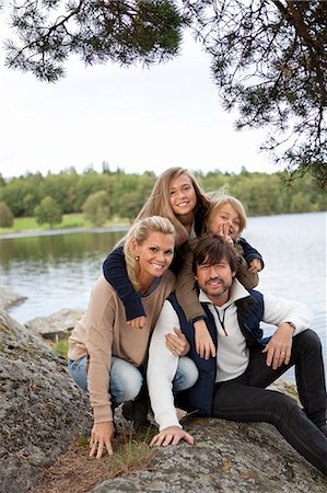 simsearch:6102-06777346,k - Portrait of family by lake Photographie de stock - Premium Libres de Droits, Code: 6102-06777342