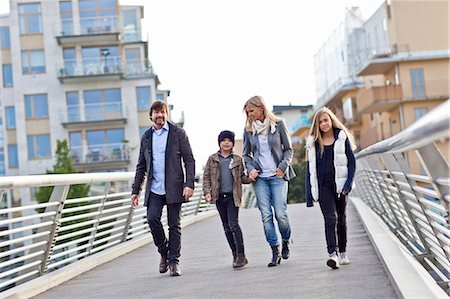 Family with two kids walking on footbridge Photographie de stock - Premium Libres de Droits, Code: 6102-06777362