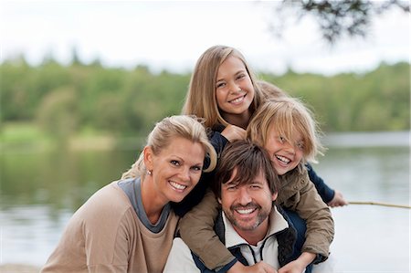 simsearch:6102-06777346,k - Parents and two children bonding Photographie de stock - Premium Libres de Droits, Code: 6102-06777387
