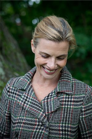 suède - Portrait of smiling mature woman Photographie de stock - Premium Libres de Droits, Code: 6102-06777337