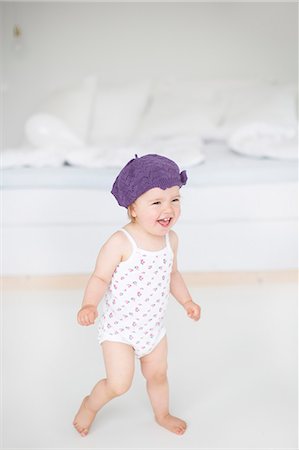 Little girl laughing in bedroom Foto de stock - Sin royalties Premium, Código: 6102-06777458