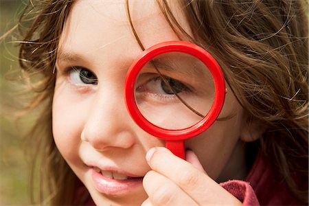 Portrait of girl with magnifying glass Foto de stock - Sin royalties Premium, Código: 6102-06777415