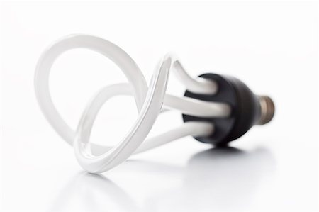 espiral - Light bulb on white background, studio shot Photographie de stock - Premium Libres de Droits, Code: 6102-06777568
