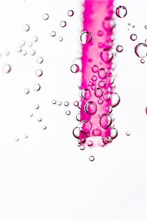 durstig - Pink drinking straw in water Photographie de stock - Premium Libres de Droits, Code: 6102-06777587