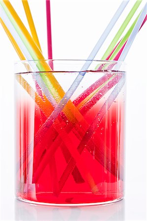 simsearch:6102-07842843,k - Colorful drinking straws in glass of lemonade Foto de stock - Royalty Free Premium, Número: 6102-06777584