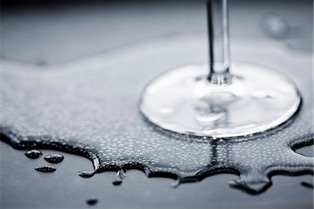 Drinking glass in spilled water Foto de stock - Sin royalties Premium, Código: 6102-06777588