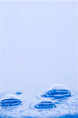 Bubbles on surface of water Photographie de stock - Premium Libres de Droits, Code: 6102-06777592