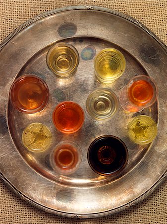 picture of a feast - High angle view of shots on metal tray Foto de stock - Sin royalties Premium, Código: 6102-06777501