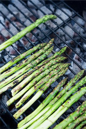 Asparagus on barbecue grill Stock Photo - Premium Royalty-Free, Code: 6102-06777653